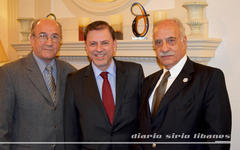 Vicecanciller Eduardo Zuain junto a autoridades del Club Sirio Libanés de Bs.As. (Archivo)